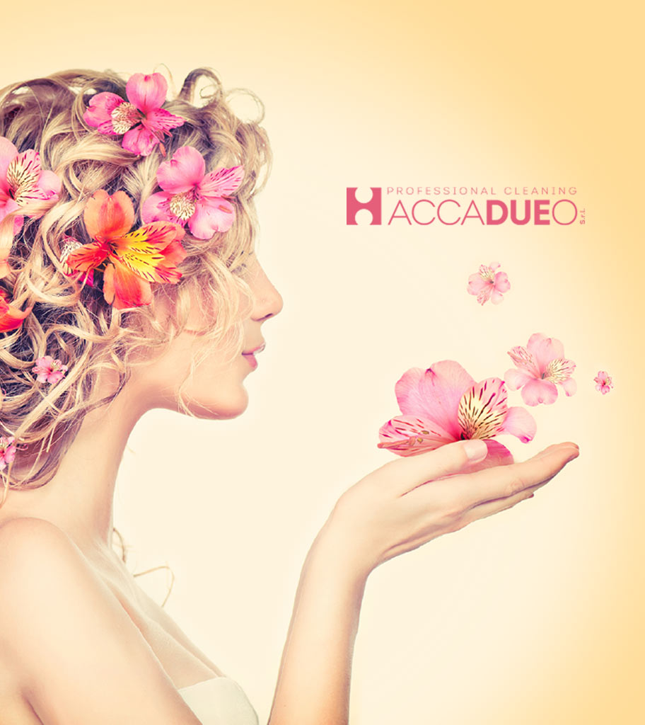 H2O home page sito internet-ecosostenibilia-donna con fiori in mano e tra capelli